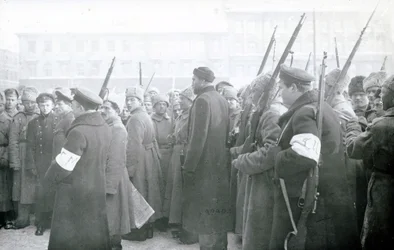 Revolutionäre Miliz verhaftet Polizisten, Februar 1917